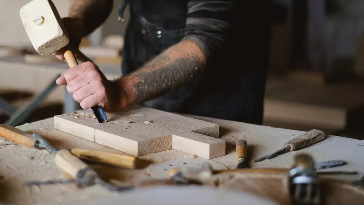 Wie man saubere und genaue Schnitte mit einem Meißel macht